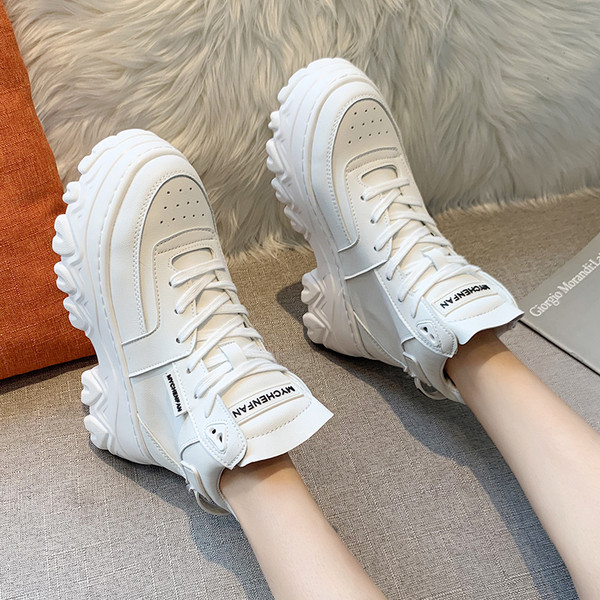 Γυναικεία αθλητικά παπούτσια με ψηλή τραχιά σόλα και κορδόνια