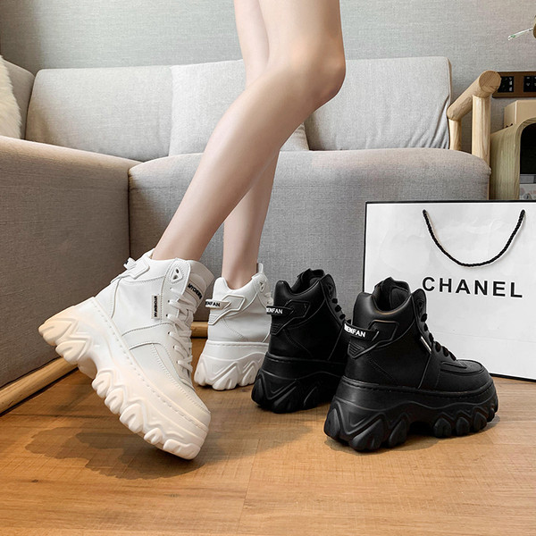 Γυναικεία αθλητικά παπούτσια με ψηλή τραχιά σόλα και κορδόνια