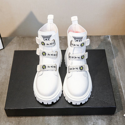 Γυναικείες μοντέρνες μπότες μελουράκια βελκρό σε λευκό και μαύρο χρώμα