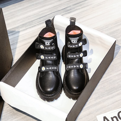 Γυναικείες μοντέρνες μπότες μελουράκια βελκρό σε λευκό και μαύρο χρώμα