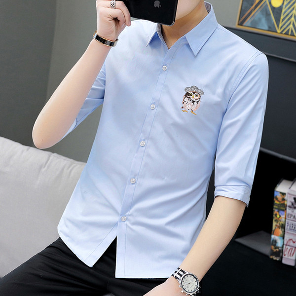 Stílusos férfi ing hímzéssel és klasszikus gallérral