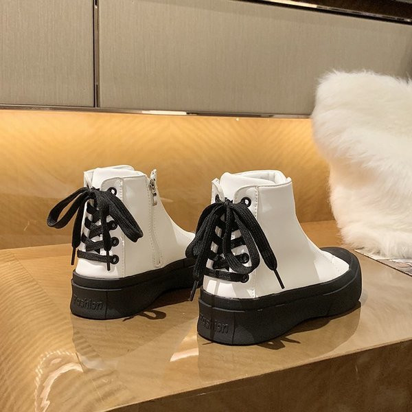 Γυναικεία έκο δερμάτινα αθλητικά παπούτσια με επίπεδη σόλα και κορδόνια