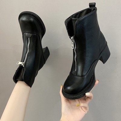 Γυναικείες μπότες από οικολογικό δέρμα με φερμουάρ και φτέρνα σε λευκό και μαύρο χρώμα