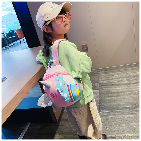 Gyermek hátizsák egy unikornis nyomattal és 3D elemekkel