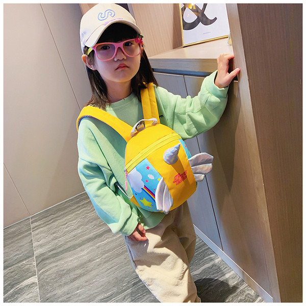 Gyermek hátizsák egy unikornis nyomattal és 3D elemekkel