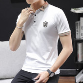 Kaasaegne meeste T-särk klassikalise krae ja embleemiga