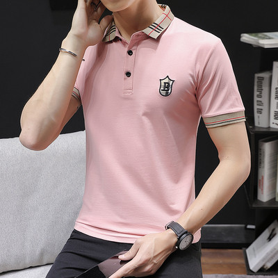 Kaasaegne meeste T-särk klassikalise krae ja embleemiga