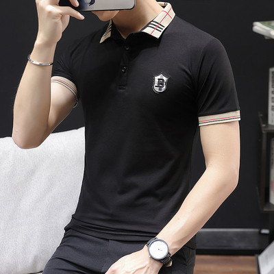 Kaasaegne meeste T-särk klassikalise krae ja embleemiga