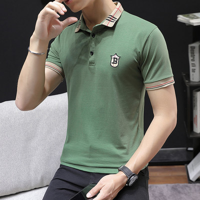 Kaasaegne meeste T-särk klassikalise krae ja embleemiga