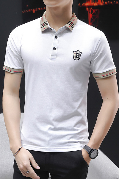 Kaasaegne meeste T-särk klassikalise krae ja embleemiga