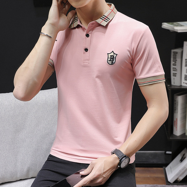 Kaasaegne meeste T-särk klassikalise krae ja embleemiga