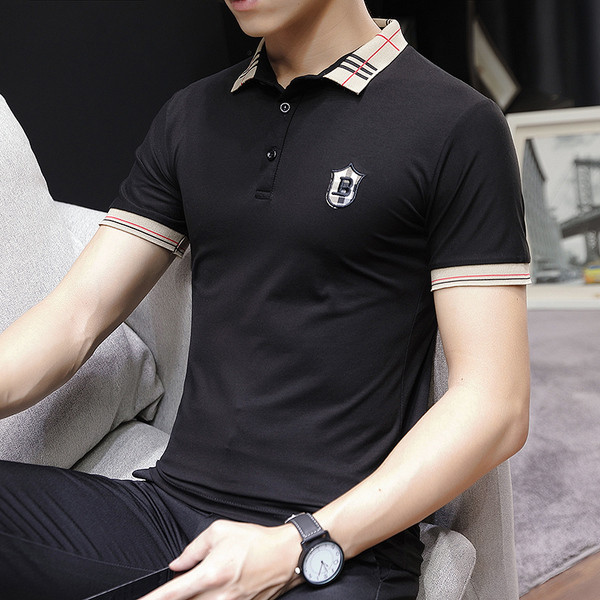 Kaasaegne meeste T-särk klassikalise krae ja embleemiga