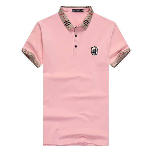 Kaasaegne meeste T-särk klassikalise krae ja embleemiga