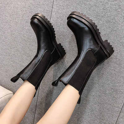 Eko bőrből készült női csizma lapos talppal, fekete-fehér színben