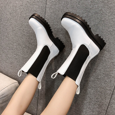 Eko bőrből készült női csizma lapos talppal, fekete-fehér színben