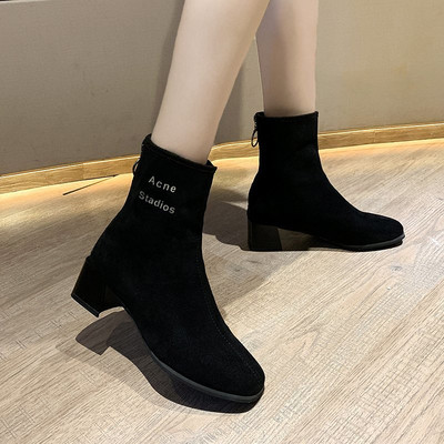 Sieviešu moderni zābaki ar kvadrātveida papēdi