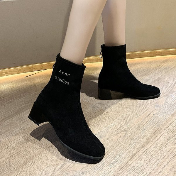 Sieviešu moderni zābaki ar kvadrātveida papēdi