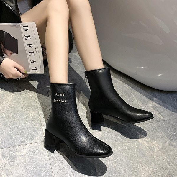 Sieviešu moderni zābaki ar kvadrātveida papēdi