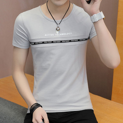 Alkalmi férfi póló feliratokkal és ovális nyakkivágással