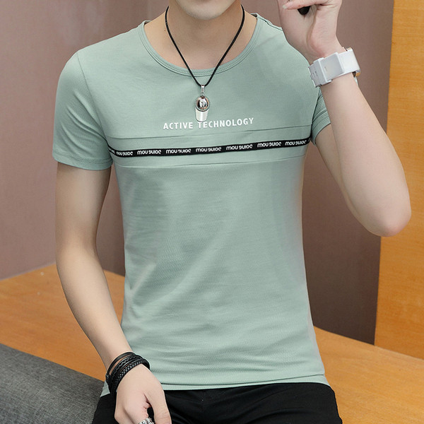 Alkalmi férfi póló feliratokkal és ovális nyakkivágással