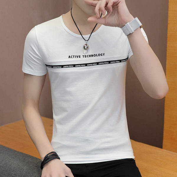 Alkalmi férfi póló feliratokkal és ovális nyakkivágással