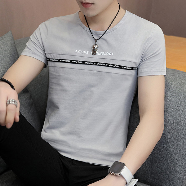 Alkalmi férfi póló feliratokkal és ovális nyakkivágással