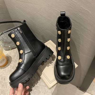 Νέο μοντέλο γυναικείες μπότες με μεταλλικά στοιχεία σε τρία χρώματα