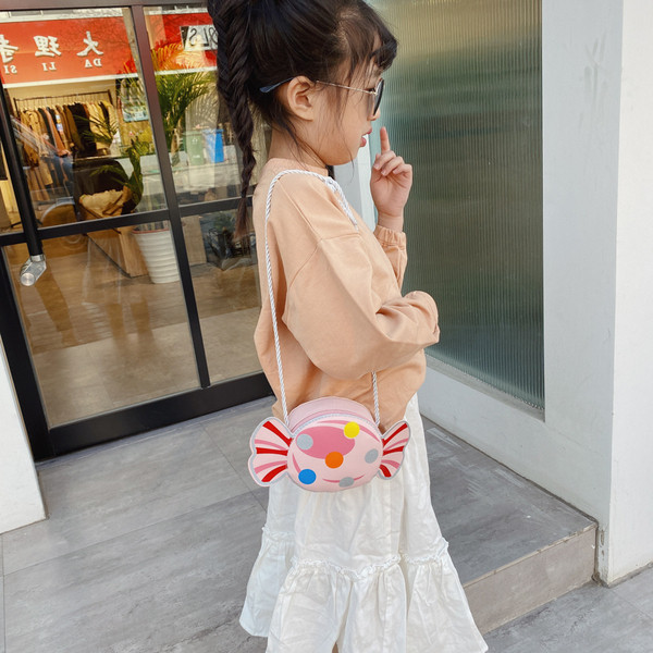 Lastekott kommide kujul