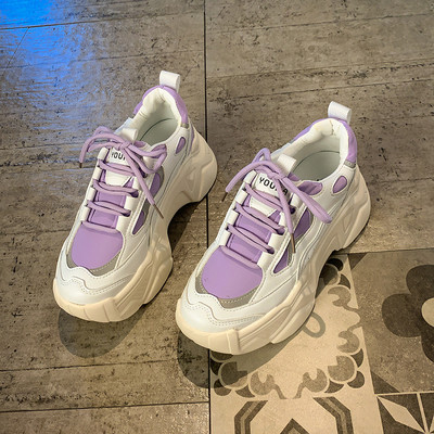 Női tornacipő vastag platformmal és fűzővel