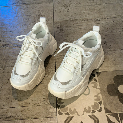 Női tornacipő vastag platformmal és fűzővel