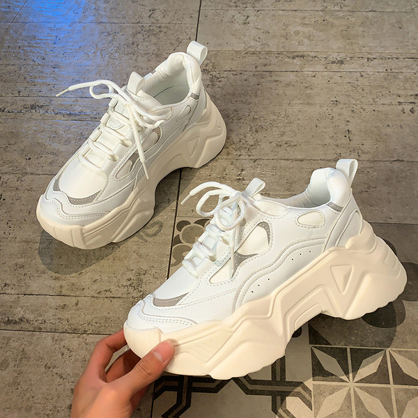 Női tornacipő vastag platformmal és fűzővel