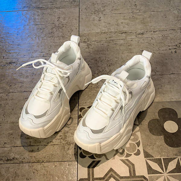 Női tornacipő vastag platformmal és fűzővel