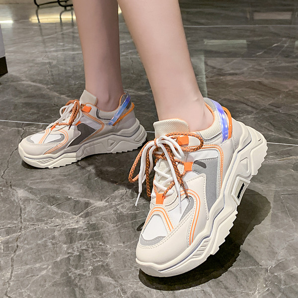 Γυναικεία μοντέρνα αθητικά παπούτσια με κορδόνια και τραχιά σόλα