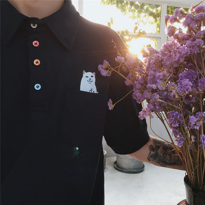 Ανδρικό καλοκαιρινό μπλουζάκι με χρωματιστά κουμπιά και τύπωμα