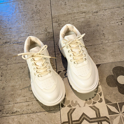 Alkalmi női tornacipő fűzővel és 5 cm-es platformmal