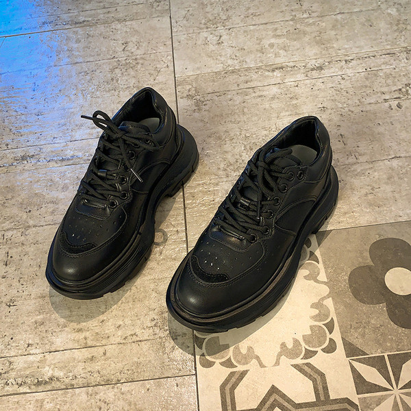 Alkalmi női tornacipő fűzővel és 5 cm-es platformmal