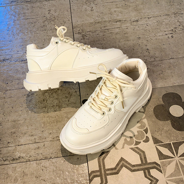 Alkalmi női tornacipő fűzővel és 5 cm-es platformmal