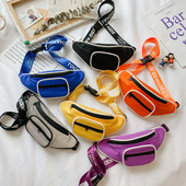 Μοντέρνα παιδική τσάντα με επιγραφές στη λαβή