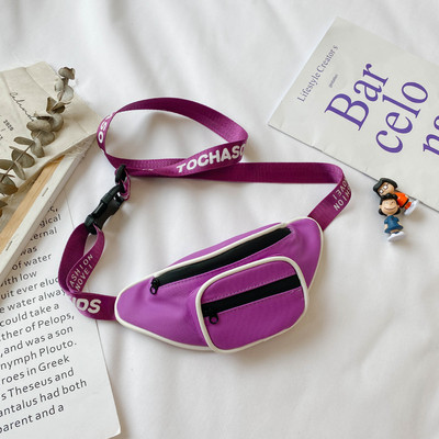 Μοντέρνα παιδική τσάντα με επιγραφές στη λαβή