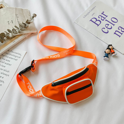 Μοντέρνα παιδική τσάντα με επιγραφές στη λαβή