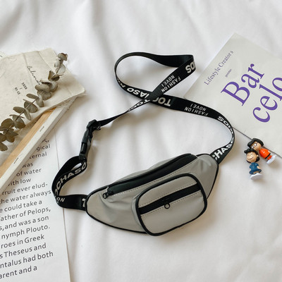 Μοντέρνα παιδική τσάντα με επιγραφές στη λαβή