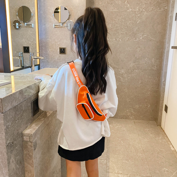 Μοντέρνα παιδική τσάντα με επιγραφές στη λαβή