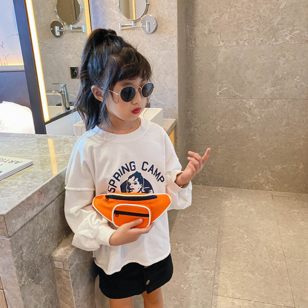 Μοντέρνα παιδική τσάντα με επιγραφές στη λαβή