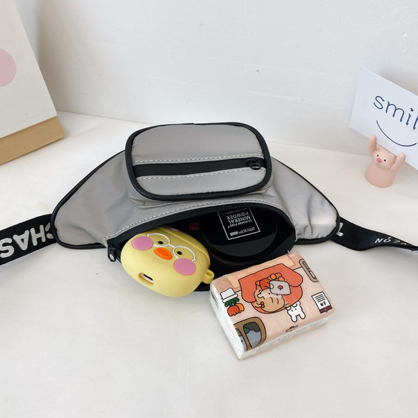 Μοντέρνα παιδική τσάντα με επιγραφές στη λαβή