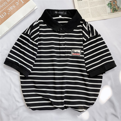 Triibuline T-särk klassikalise nööpidega kraega