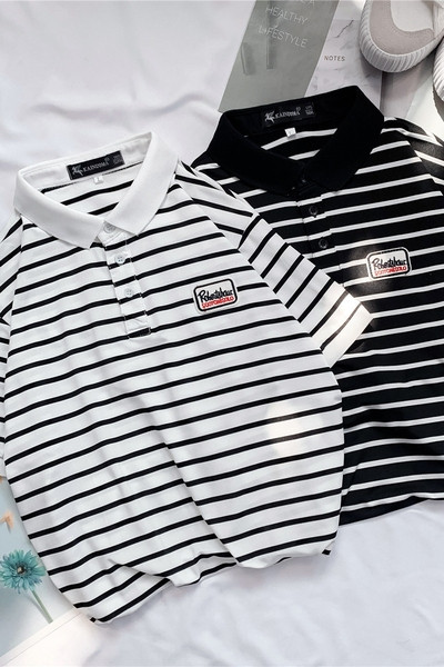 Triibuline T-särk klassikalise nööpidega kraega