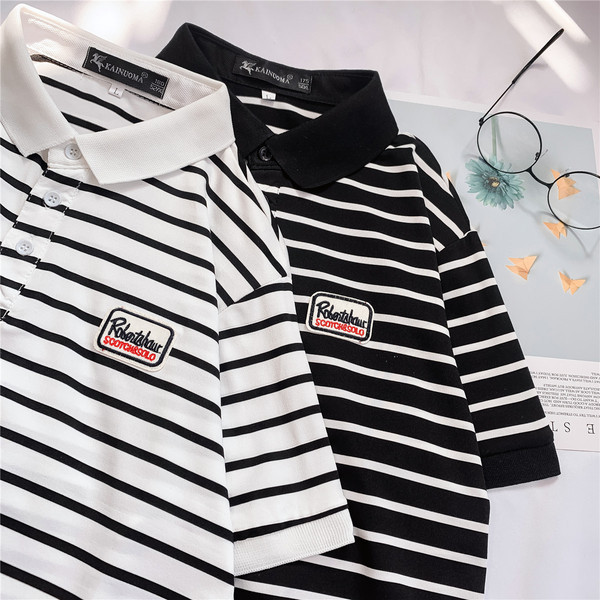 Triibuline T-särk klassikalise nööpidega kraega