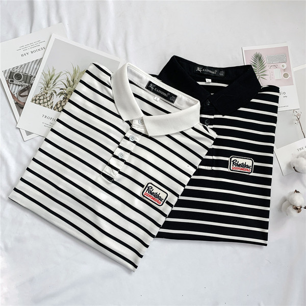 Triibuline T-särk klassikalise nööpidega kraega