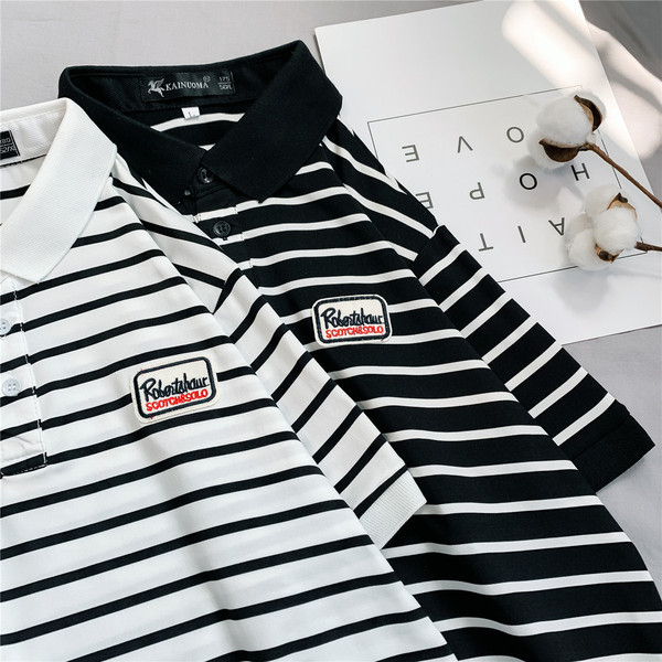 Triibuline T-särk klassikalise nööpidega kraega