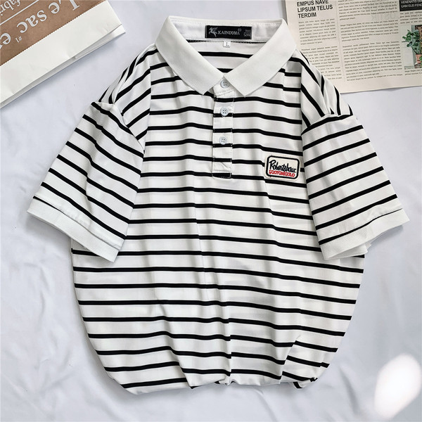 Triibuline T-särk klassikalise nööpidega kraega